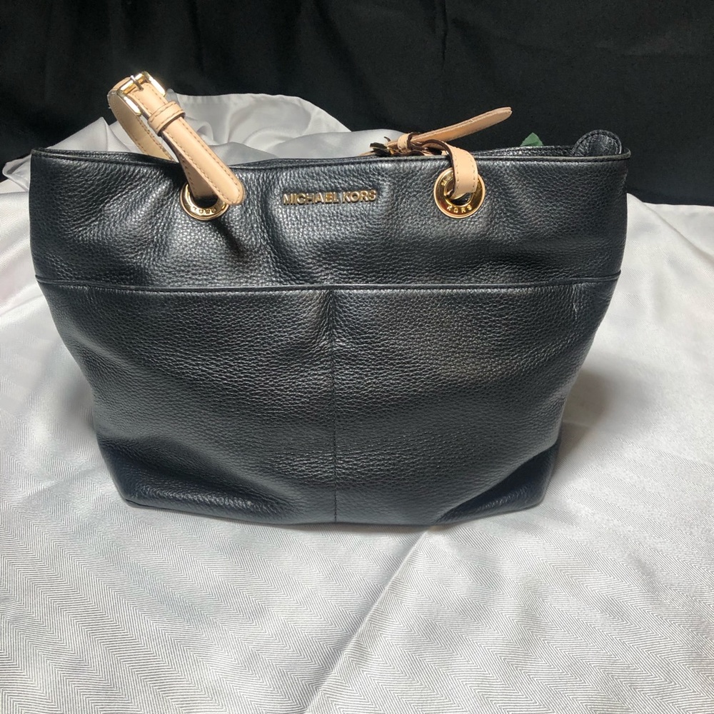 👛 Michael Kors leather bag